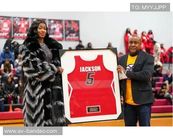 火花队传奇球员里奇亚杰克逊高中5号球衣正式退役庆祝三连冠辉煌历史