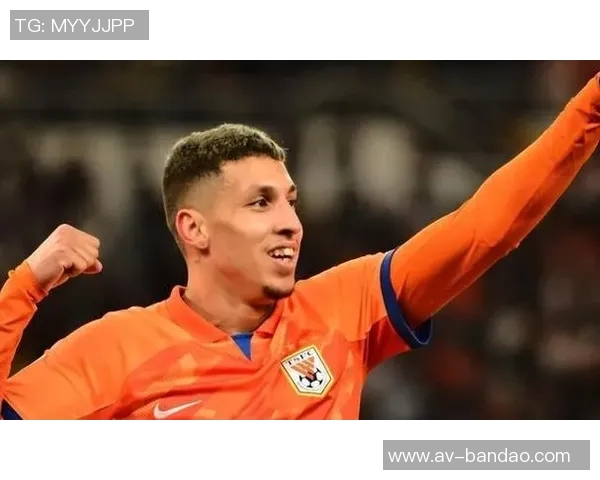 国脚谢文能现身西班牙人训练基地韩德宝等小将积极参与训练提升技艺