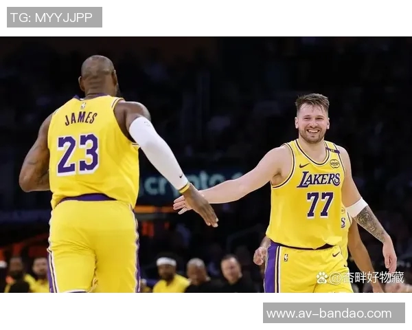 湖人训练场景曝光斯玛特紧逼八村里夫斯全力防守展现团队默契