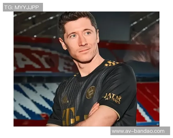 外媒曝光拜仁2627赛季客场球衣设计白色主色调EV队徽重返引发关注